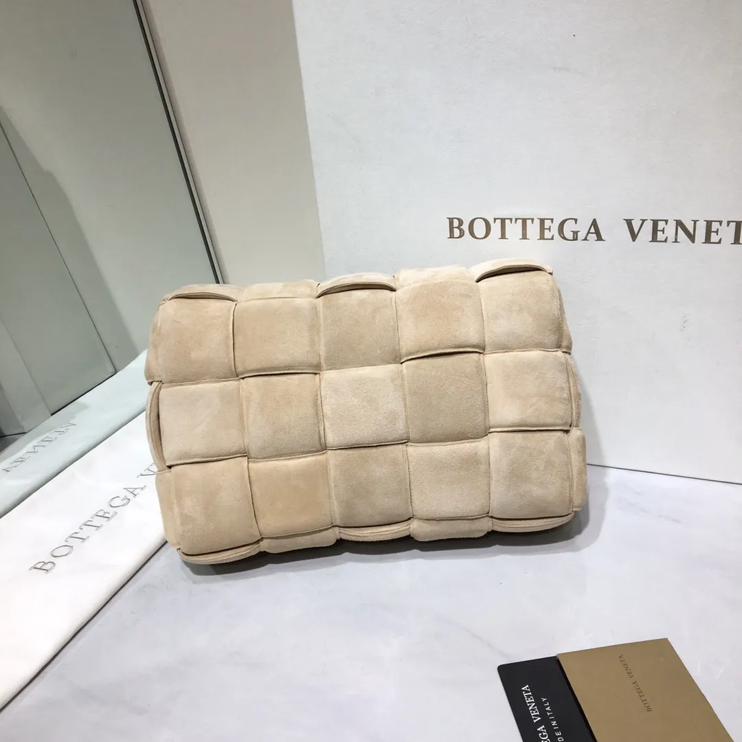 The Veneta Cassette pillow bag is made of soft frosted calfskin + aged matte gold buckle, very very fashionable! ! The leather feels super comfortable to the touch, and it has adjustable spaghetti straps with a signature triangle buckle. Size:26cm*18cm*8cm